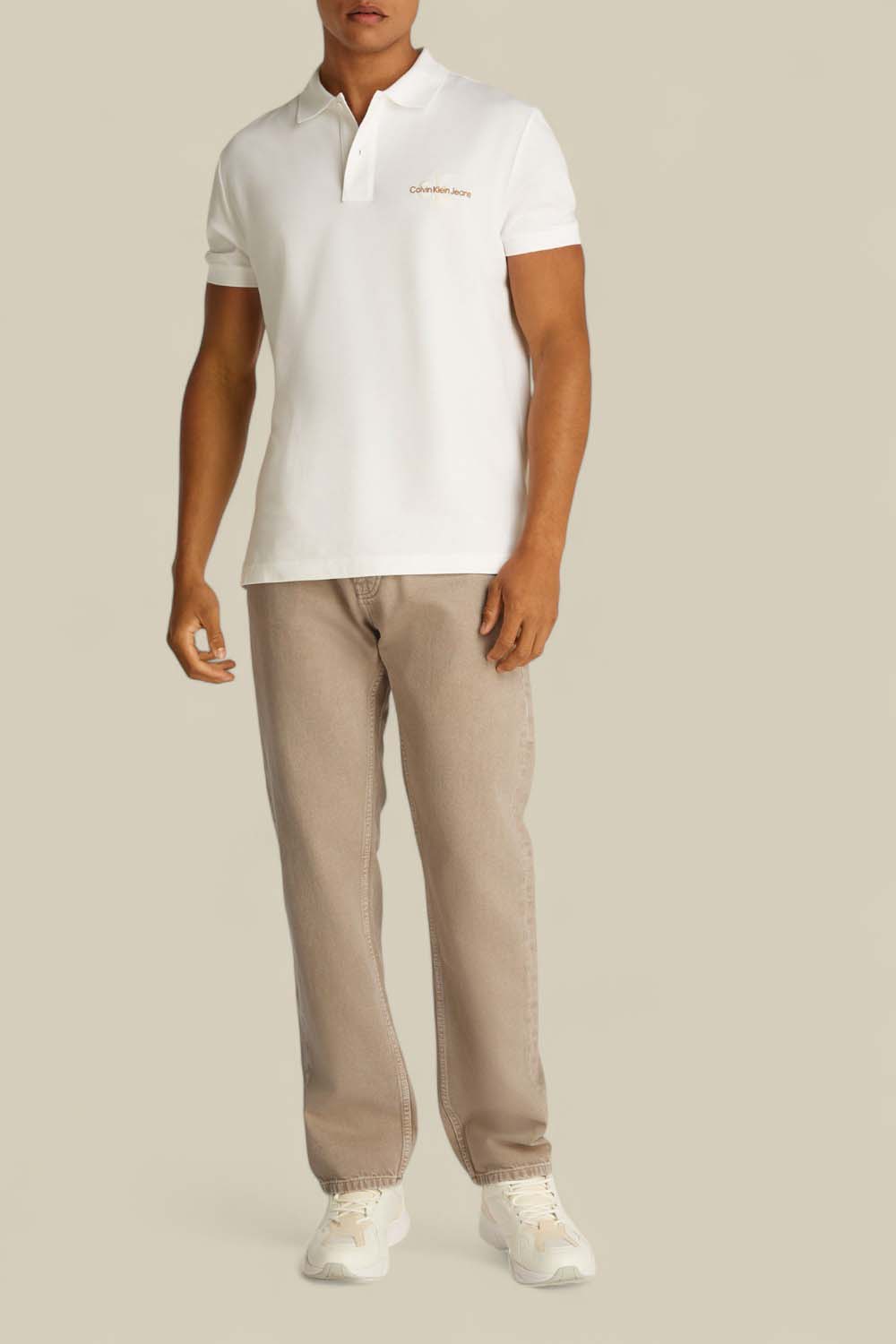 תמונת כל הלוק של מכנסי ג'ינס ישרים